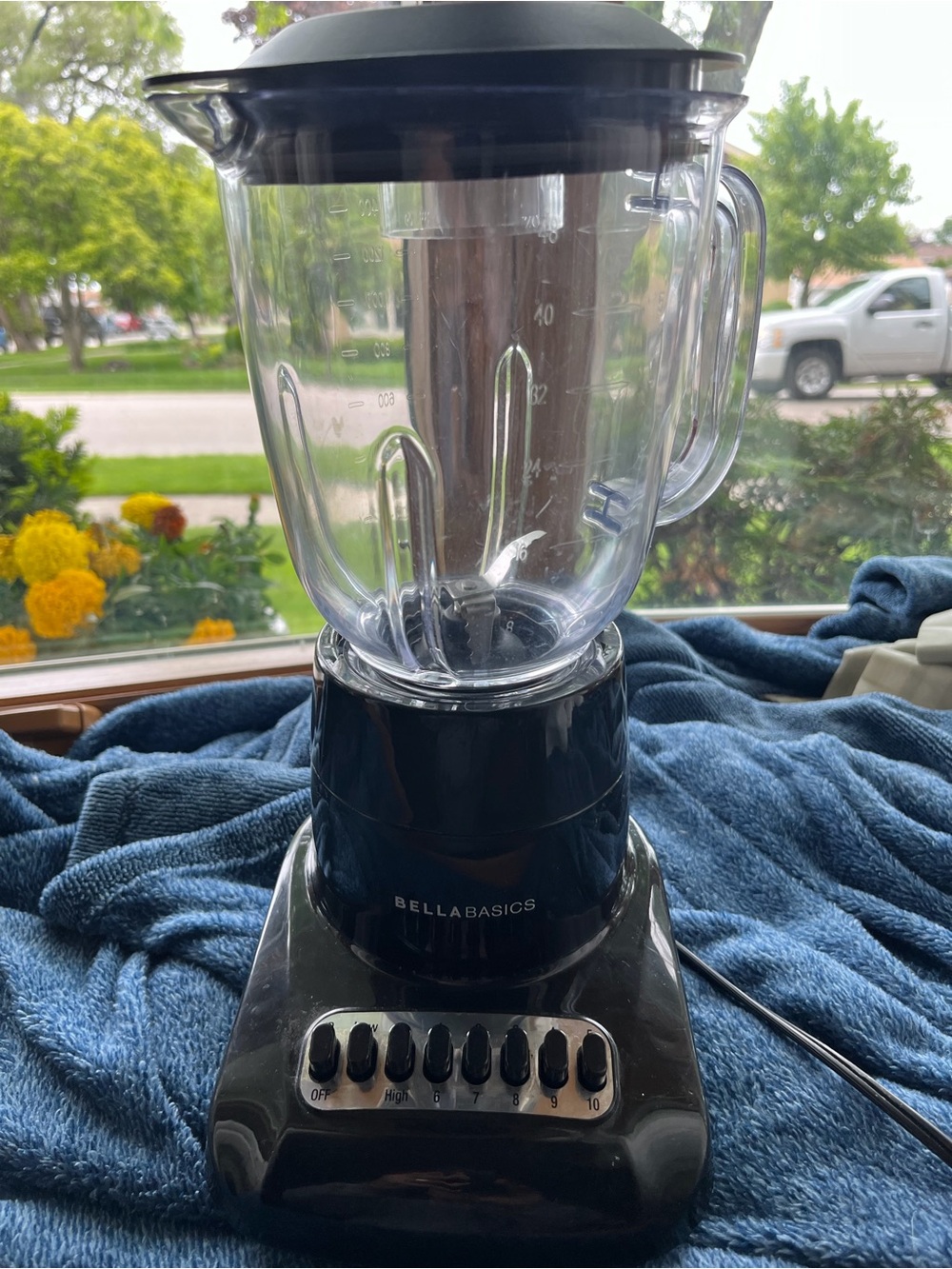 Bella Basics 10-Speed Blender Model YD-2989A Bella Basics 10-speed blender in bl